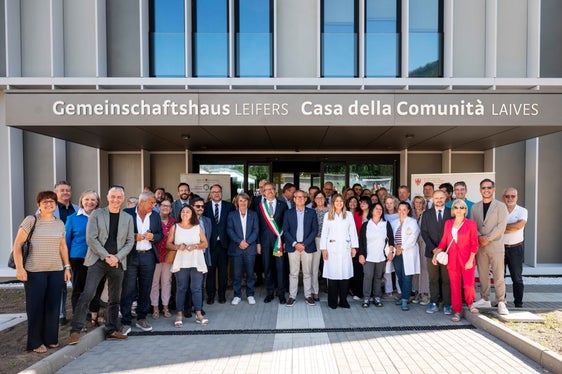 Gruppenfoto bei der Eröffnung des neuen Gemeinschaftshauses in Leifers, wo Ärztinnen und Ärzte, Pflege und soziale Dienste künftig zusammenarbeiten. (Foto: LPA/Fabio Brucculeri)