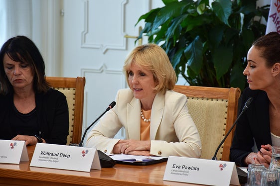 La violenza non è mai una questione privata, ha sottolineato oggi l'assessora provinciale Waltraud Deeg, aggiungendo che quanto prima è possibile arginare gli atti di violenza, tanto meglio è. (Foto: Land Tirol/Milicevic)