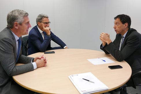 Il presidente Kompatscher ha chiesto, con l'europarlamentare Dorfmann, maggiore comprensione per l'agricoltura di montagna ai membri del team della presidente della Commissione europea von der Leyen, nella foto a sinistra Peter Van Kemseke che nel team della presidente dellaCommissione europea é competente per il Green Deal (Foto: ASP/Dominik Holzer)