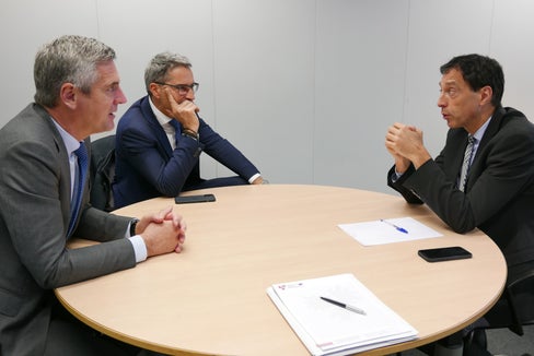 Für mehr Verständnis für die Berglandwirtschaft hat Landeshauptmann Kompatscher gemeinsam mit EU-Parlamentarier Dorfmann gegenüber Kabinettsvertretern von EU-Kommissionspräsidentin Ursula von der Leyen geworben, im Bild mit Peter Van Kemseke, der im Team der Komissionspräsidentin für den Green Deal zuständig ist. (Foto: LPA/Dominik Holzer)