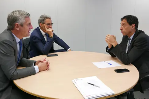 Il presidente Kompatscher ha chiesto, con l'europarlamentare Dorfmann, maggiore comprensione per l'agricoltura di montagna ai membri del team della presidente della Commissione europea von der Leyen, nella foto a sinistra Peter Van Kemseke che nel team della presidente dellaCommissione europea é competente per il Green Deal (Foto: ASP/Dominik Holzer)