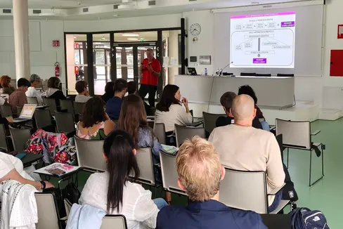 La scuola in lingua italiana dedica l’anno scolastico 2026/27 al tema della valutazione. In questo quadro si inserisce il corso di aggiornamento “Valutare l’apprendimento e valutare per l’apprendimento”, promosso dalla Direzione Istruzione e Formazione italiana e guidato da Mario Castoldi, tra i principali esperti del settore. (Foto: USP)