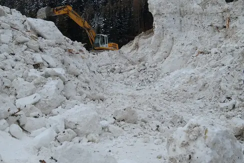 Durch Lawinen verschüttete Straßen (im Bild die Räumarbeiten nach der Lawine von 2021) sollen in Weissenbach im Sarntal nach dem Bau einer Lawinenschutzgalerie der Vergangenheit angehören. Die Arbeiten für den Bau stehen kurz vor der Ausschreibung. (Foto: LPA/Angelika Schrott)