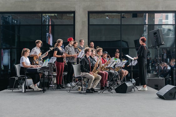 Die Jugend-BigBand Südtirol unter der Leitung von Helga Plankensteiner umrahmte die Verleihung der Glanzleistungen musikalisch. (Foto: LPA/Claudia Corrent)