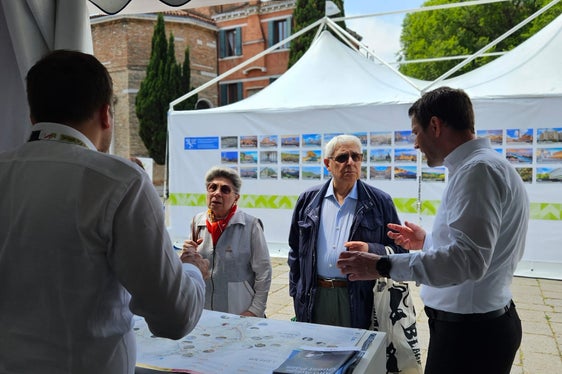 Il direttore del Dipartimento Mobilità e Infrastrutture Martin Vallazza (a destra) e l’incaricato speciale per la pianificazione provinciale viabilità e flussi di mobilità Michael Andergassen illustrano al pubblico i progetti della Provincia nel campo della mobilità sostenibile (Foto: USP)