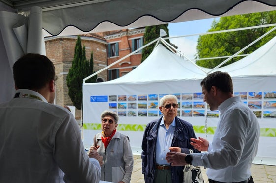 Il direttore del Dipartimento Mobilità e Infrastrutture Martin Vallazza (a destra) e l’incaricato speciale per la pianificazione provinciale viabilità e flussi di mobilità Michael Andergassen illustrano al pubblico i progetti della Provincia nel campo della mobilità sostenibile (Foto: USP)