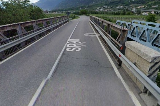 Il ponte stradale al km 3,050 della SP90 a Laces e a valle il ponte ferroviario (Foto: Ripartizione Infrastrutture)