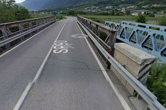Il ponte stradale al km 3,050 della SP90 a Laces e a valle il ponte ferroviario (Foto: Ripartizione Infrastrutture)