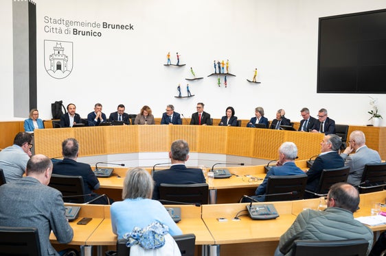 Rosmarie Pamer (nella foto la quinta da sinistra), assessora provinciale alla Coesione sociale: La politica sociale in Val Pusteria si basa anche sulla stretta collaborazione con i Comuni e la Comunità comprensoriale. Questo ci permette di sviluppare ulteriormente i servizi in modo mirato; tutti i progetti attualmente presentati sono finanziati e inseriti nel Bilancio provinciale. (Foto: USP/Fabio Brucculeri)