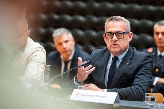 Landesrat Christian Bianchi zeigte sich erfreut über das fünfte Programmabkommen: Es bestätige das Engagement des Landes für moderne militärische Infrastrukturen und biete Gemeinden neue Entwicklungschancen. (Foto: LPA/Fabio Brucculeri)