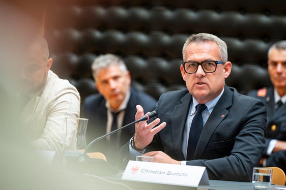 Landesrat Christian Bianchi zeigte sich erfreut über das fünfte Programmabkommen: Es bestätige das Engagement des Landes für moderne militärische Infrastrukturen und biete Gemeinden neue Entwicklungschancen. (Foto: LPA/Fabio Brucculeri)