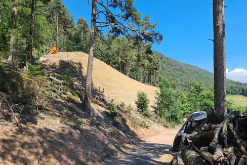Der neu errichtete Steinschlagschutz oberhalb von Schwarzenbach in Afing in der Gemeinde Jenesien ist auf der Talseite bis zu acht Meter hoch. (Foto: LPA/Landesamt für Wildbach- und Lawinenverbauung Nord)
