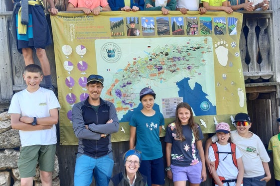 Die Junior Ranger von 2024 mit Ralf Pechlaner (AVS) und Annamaria Gapp (Landesamt für Natur) auf der Lettenhütte am Schlern. (Foto: LPA/Landesamt für Natur/Dagmar Emeri)