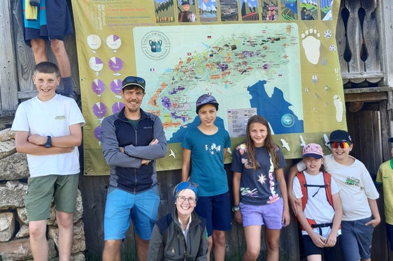 Die Junior Ranger von 2024 mit Ralf Pechlaner (AVS) und Annamaria Gapp (Landesamt für Natur) auf der Lettenhütte am Schlern. (Foto: LPA/Landesamt für Natur/Dagmar Emeri)