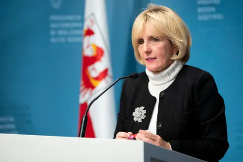 L'assessora provinciale Waltraud Deeg ha presentato oggi il nuovo contributo di solidarietà per l'assistenza legale in favore delle donne vittime di violenza e abusi. (Foto: ASP/Fabio Brucculeri)