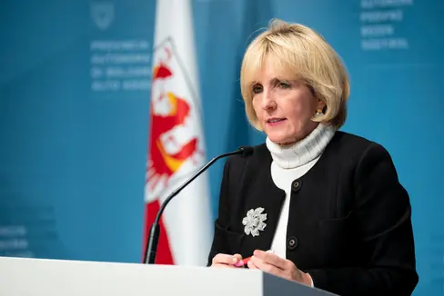 L'assessora provinciale Waltraud Deeg ha presentato oggi il nuovo contributo di solidarietà per l'assistenza legale in favore delle donne vittime di violenza e abusi. (Foto: ASP/Fabio Brucculeri)