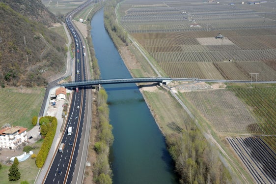 Das Landesamt für Wildbach- und Lawinenverbauung Süd hat bei der Piglonbrücke bei Pfatten Arbeiten zur Revitalisierung der Etsch in diesem Bereich aufgenommen. (Foto: LPA/Agentur für Bevölkerungsschutz)