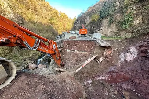 Nach den Erdrutschen 2023 sorgt der Straßendienst des Landes an der Landesstraße in Kastelruth (LS 24) für mehr Stabilität und Sicherheit auf der Verbindungsstraße Blumau–Waidbruck. (Foto: LPA/Landesabteilung Straßendienst)