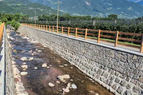 L'Ufficio Sistemazione bacini montani sud ha aumentato la protezione contro le piene sul Rio Eschio a Gargazzone. (Foto: USP/Ufficio Sistemazione bacini montani sud)