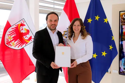 L'assessore provinciale Achammer (a sinistra) e la segretaria di Stato Plakolm con l'accordo firmato: in futuro anche le classi scolastiche altoatesine potranno usufruire dei pacchetti di viaggio Giovani a Bruxelles di ÖBB Rail Tours. (Foto: ASP/Dipartimento Cultura tedesca, Diritto allo Studio, Commercio e Servizi, Artigianato, Industria, Lavoro, Integrazione)