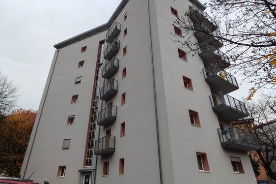 Dieses Wobi-Gebäude in der Mailandstraße wurde bereits durch Eingriffe energetisch saniert und weist nun eine bessere Wohnqualität auf. (Foto: LPA/Calra Broccardo)