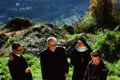 All'abbazia benedettina di Sabiona nel 1982 (da sinistra a destra): Josef Matzneller (allora segretario particolare del vescovo), il vescovo Josef Gargitter, la badessa Marcellina Pustet e Hans Nothdurfter (Foto: ASP/Hubert Walder)