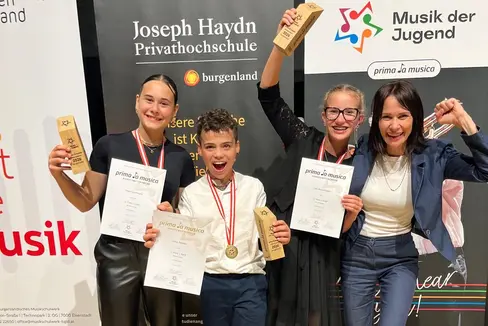 I suonatori di cetra (da sinistra) Marie Dorfmann della Scuola di musica di Chiusa/Siusi, Julius Nöckler e Julia Anna Stocker, entrambi della Scuola di musica di Brunico, festeggiano la vittoria a livello nazionale insieme alla loro insegnante Reinhilde Gamper. (Foto: USP/privata)