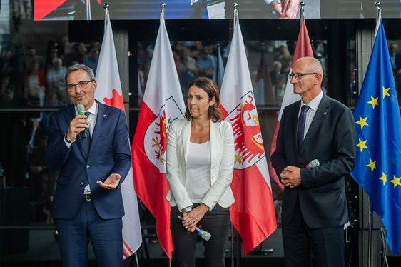 Euregio e volontariato giovanile. Nella foto (da sinistra) Il presidente altoatesino Arno Kompatscher, l'assessora trentina alle politiche sociali Francesca Gerosa e il capitano del Land Tirolo, Anton Mattle, hanno premiato i giovani e le associazioni distintesi nel mondo del volontariato giovanile. (Foto: ASP/Claudia Corrent)