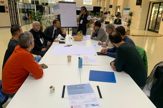 Der Direktor der Abteilung Ladinische Bildungs- und Kulturverwaltung Mathias Stuflesser (Vierter von links) ruft Fachleute sowie interessierte Bürgerinnen und Bürger dazu auf, sich aktiv an der Digitalisierung des Ladinischen zu beteiligen. (Foto: LPA/Ladinische Bildungs- und Kulturverwaltung)