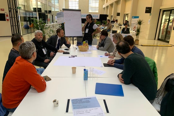 Mathias Stuflesser (quarto da sinistra), direttore della Ripartizione Amministrazione scuola e cultura ladina, invita esperti e cittadini interessati a partecipare attivamente alla digitalizzazione del ladino. (Foto: USP/Ripartizione Amministrazione scuola e cultura ladina)