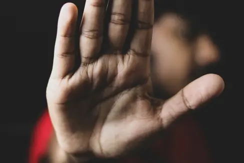 Mit einem Protokoll zum Projekt Alba verstärkt das Land seinen Einsatz gegen Menschenhandel und Ausbeutung. Im Oktober wurde dazu ein Einvernehmensprotokoll unter anderem mit dem Oberlandesgericht Trient unterzeichnet. (Foto: Unsplash – Das Foto darf nur im Zusammenhang mit dieser Aussendung verwendet werden.)