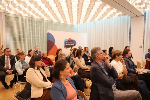 Zahlreiche Gemeindevertreterinnen und -vertreter nutzten die Gelegenheit, um sich über die Zuständigkeitsbereiche von Landesrat Achammer zu informieren. (Foto LPA/Ressort Innovation und Forschung, Museen, Denkmalpflege, Deutsche Kultur und Bildungsförderung)