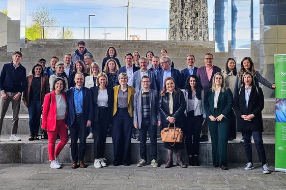 Foto di gruppo del comitato di sorveglianza FESR e del personale della Ripartizione Europa al NOI Techpark. (Foto: USP/Ripartizione Europa)