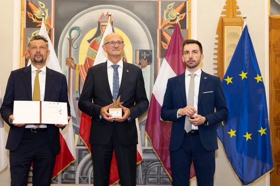 Il vice presidente della Provincia Autonoma di Bolzano Daniel Alfreider (da sinistra), il capitano del Land Tirolo Anton Mattle e l'assessore provinciale trentino per la casa, patrimonio, demanio e promozione della conoscenza dell’Autonomia Simone Marchiori hanno consegnato i riconoscimenti. (Foto: Archivio Ufficio Stampa Provincia di Trento)