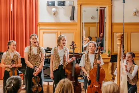 Die jungen Schülerinnen der Musikschule Bruneck und des Tiroler Landeskonservatoriums sind zum Jahresthema Traum.Land.Wald. als Ensemble KATAMATA in der Wertungskategorie Ensemble Kreativ aufgetreten. (Foto: LPA/Lukas Kahn)