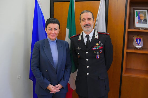 Landesrätin Ulli Mair hat beim Gespräch mit dem regionalen Carabinieri-Kommandanten Stefano Paolucci unter anderem über die Sicherheitsstrategie sowie über die Personal- und Wohnungssuche gesprochen. (Foto: LPA/Lukas Forer)