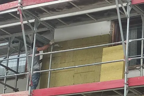 Um die Energieeffizienz öffentlicher Gebäude zu steigern, stehen 15 Millionen Euro aus dem EU-Fonds für regionale Entwicklung zur Verfügung, im Bild die energetische Sanierung eines Gebäudes (Foto: LPA/Lukas Zingerle)