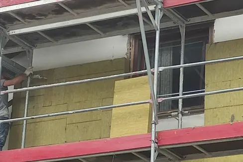 Um die Energieeffizienz öffentlicher Gebäude zu steigern, stehen 15 Millionen Euro aus dem EU-Fonds für regionale Entwicklung zur Verfügung, im Bild die energetische Sanierung eines Gebäudes (Foto: LPA/Lukas Zingerle)