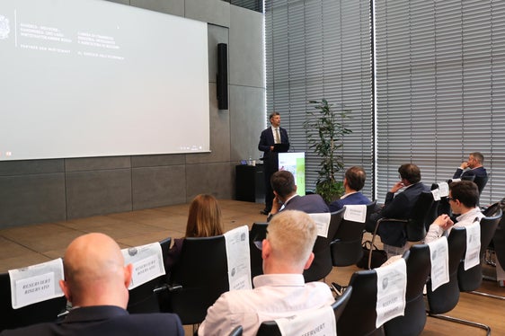 Nachhaltige Erreichbarkeit Südtirols verbessern: Austausch mit den Vertretern der Staatsbahnen und den privaten Bahnanbietern und LR Alfreider. (Foto: LPA/ Andreas Verdorfer)