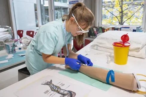Drei neue Beschlüsse der Landesregierung legen die dreijährige Ausbildung in verschiedenen Bereichen sowie die Plätze fürs Medizinstudium fest und stärken die Claudiana als zentrales Ausbildungszentrum für Südtirols Gesundheitsfachkräfte. Im Bild: Eine Studentin am Universitären Ausbildungszentrum für Gesundheitsberufe Claudiana bereitet sich auf ihren Beruf im Gesundheitswesen vor. (Foto: LPA/Fabio Brucculeri)