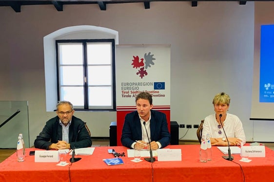 Il direttore della Fondazione, Giuseppe Ferrandi, l'assessore provinciale, Mirko Bisesti, e la segretaria generale dell'Euregio, Marilena Defrancesco, al convegno di oggi (Foto: Ufficio stampa della Provincia di Trento)