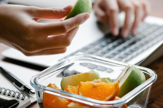 Auch während der Arbeit können frisches Obst und Gemüse, Vollkornprodukte, Nüsse und Wasser zuckerreicher Getränke oder Lebenmittel als Snack ersetzen. (Foto: Pexels - Foto darf nur in Zusammenhang mit dieser Pressemitteilung verwendet werden.)