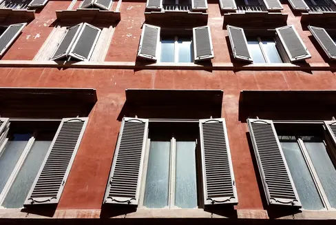 In Meran soll ein Chancenhaus verwirklicht werden, in dem junge Erwachsene in ungesicherten Wohnsituationen und Eltern oder Alleinerziehende mit Kindern in Notsituationen Unterkunft finden. (Foto: Pixabay)