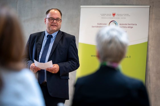 Das Dialog-Zertifikat des audit familieundberuf werde im Südtiroler Sanitätsbetrieb nicht als Schlussstrich gesehen, sondern als Aufforderung, den begonnen Weg weiterzugehen, betonte Generaldirektor Christian Kofler. (Foto: LPA/Fabio Brucculeri)