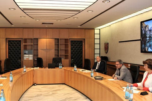 Klimaplan und nachhaltige Zukunft als Hauptthemen: (v.l.) Geschäftsführerin Rohrer, Präsident Oberhofer (beide Dachverband für Natur- und Umweltschutz), Klaus Egger (Sonderbeauftragter für Nachhaltigkeit des Landes), LH Kompatscher und LRin Hochgruber Kuenzer. Nicht im Bild: Ressortdirektor Frank Weber. (Foto: LPA/Guido Steinegger)