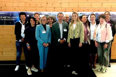 Landesrätin Magdalena Amhof (im Bild Vierte von links) besuchte das Unternehmen GKN Sinter Metals in Bruneck. (Foto: LPA/Ressort Europa, Arbeit und Personal)