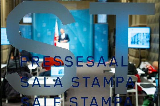 Die auf 2,6 Millionen Euro veranschlagten Mehrkosten sollen durch die Inanspruchnahme der Mittel aus dem Projekt Casa del Carabiniere gedeckt werden, wurde bei der heutigen Pressekonferenz im Anschluss an die Regierungssitzung erklärt. (Foto: LPA/Fabio Brucculeri)