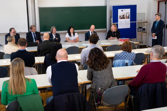 Beim heutigen Auftakt der Pnrr-Managementausbildung: v. l. Christian Kofler, Paolo Lugli, Hubert Messner, Isabella Mastrobuono, Alex Weissensteiner, Marjaana Gunkel. (Foto: LPA/Fabio Brucculeri)