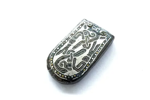 In Säben wurden wichtige Zeugnisse des Frühmittelalters, wie dieses frühmittelalterliche Gürtelelement aus dem 7. Jahrhundert nach Christus, gefunden. (Foto: LPA/Amt für Archäologie)