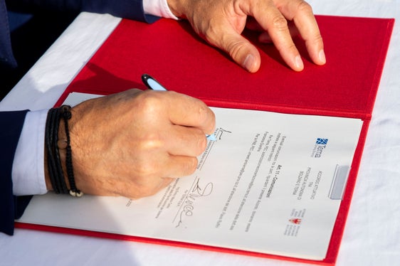Mit der Umsetzungsvereinbarung zwischen Land Südtirol und Hochspannungsnetzbetreiber Terna AG geht die Neuorganisation des Hochspannungsnetzes im Eisacktal in die Umsetzung. (Foto: LPA/Fabio Brucculeri)